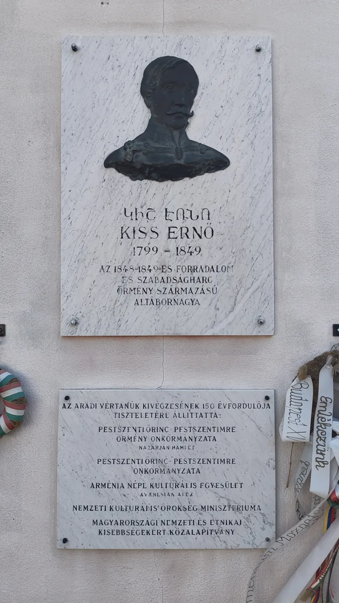 Emléktábla bronz portréval felújítás előtt