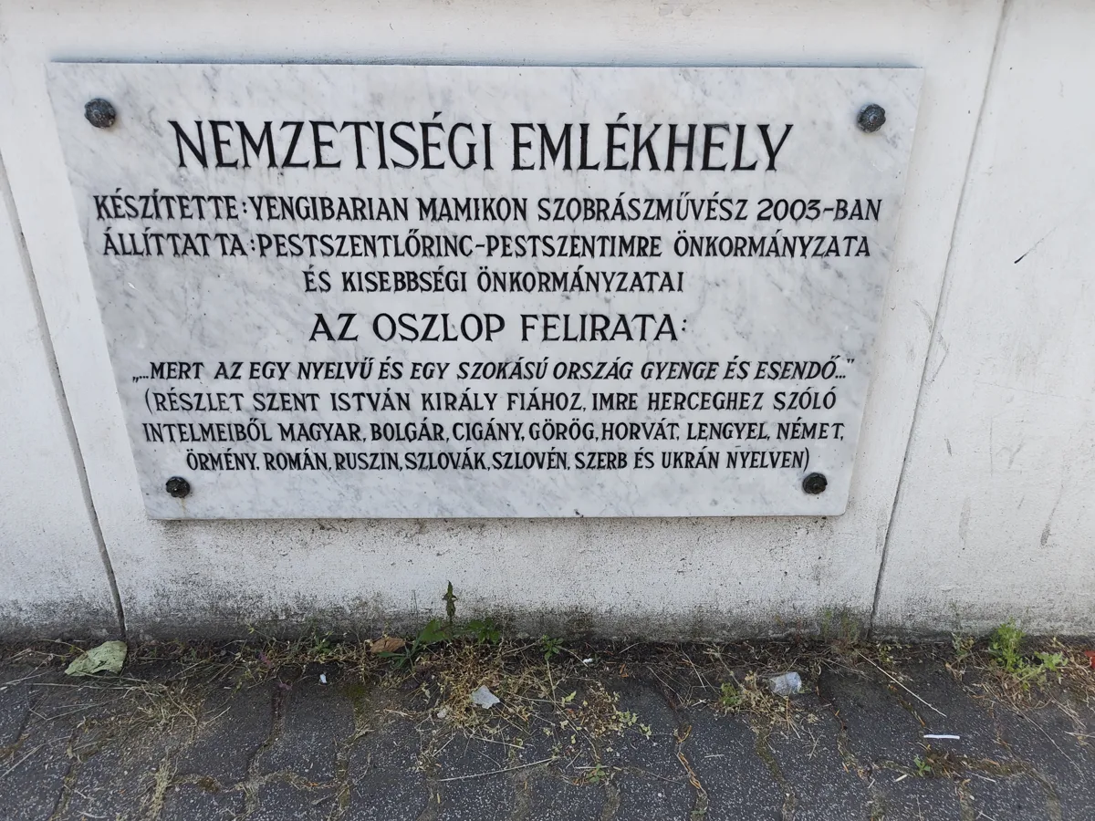 Márvány emléktábla köztéri emlékmű talapzatán