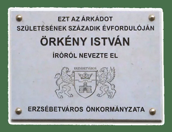Mészkő emléktábla történelmi épület homlokzatán