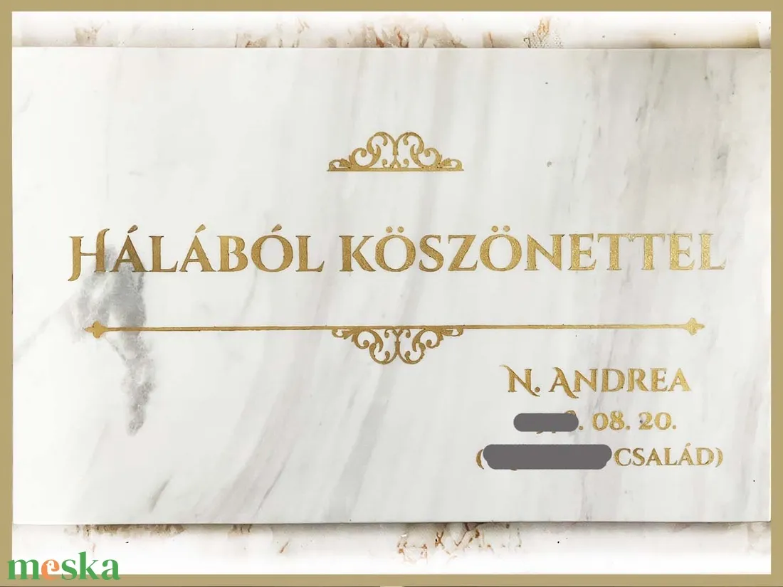 Fehér márvány hálatábla „Hálából köszönettel