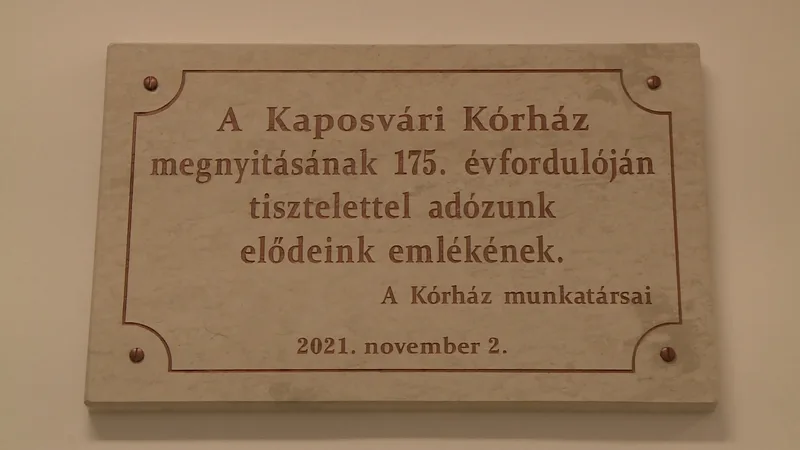 Mészkő emléktábla ünnepélyes átadáson