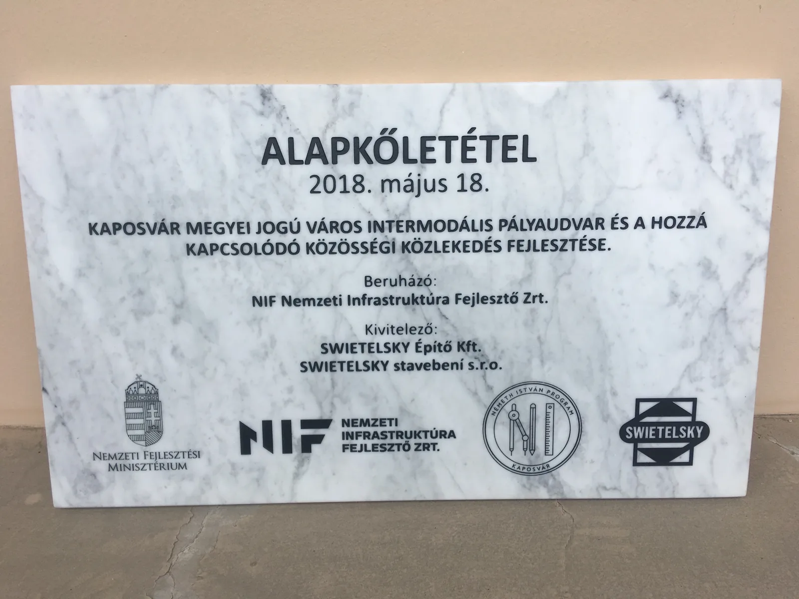 Fehér carrarai márvány alapkőletételi emléktábla homokfúvott felirattal