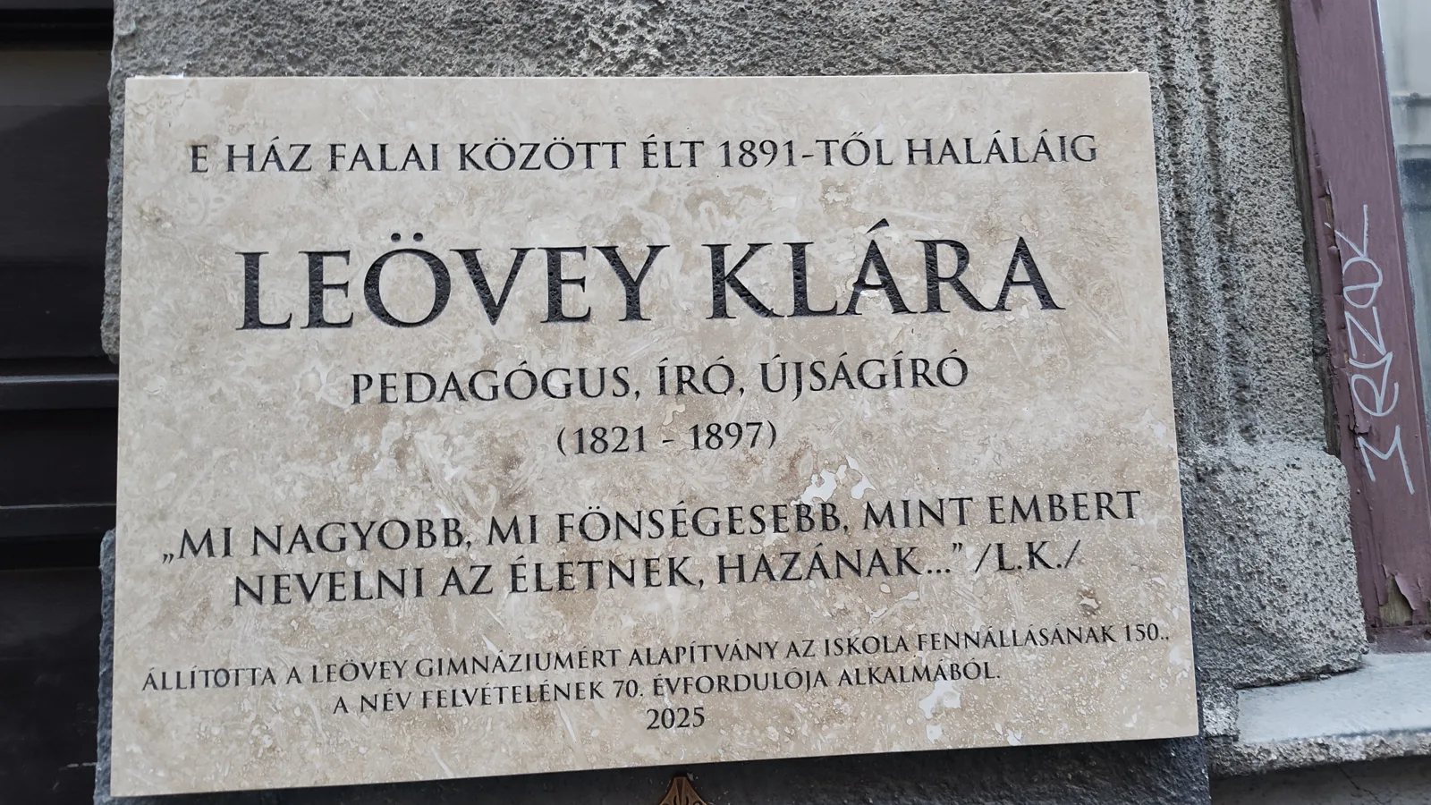 Mészkő emléktábla homlokzatra felszerelve, vésett felirattal